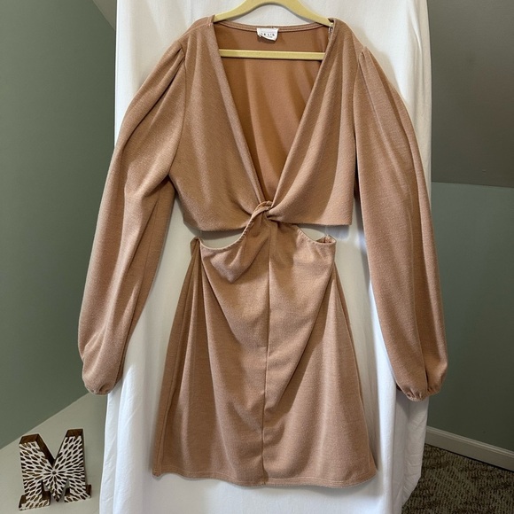 Le Lis Tan Long Sleeve Twist Cut out Mini Dress Size Medium - Picture 1 of 4